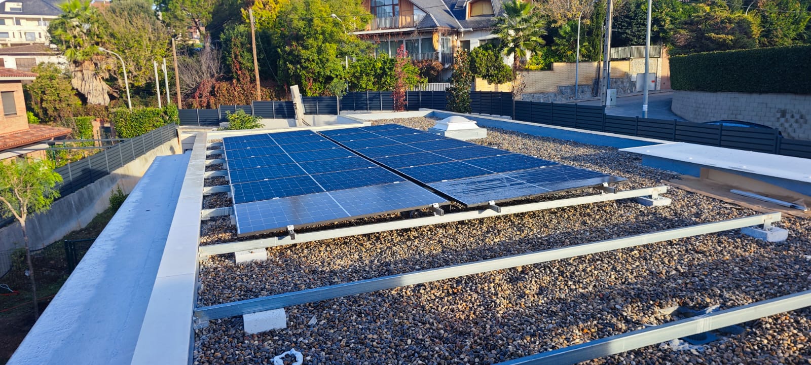 Vista aèria de plaques solars instal·lades per InfinitySun en un habitatge de Cerdanyola del Vallès
